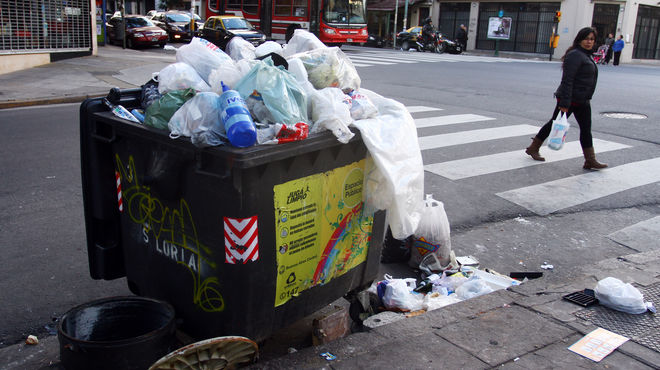Contenedor de residuos callejero repleto de basura