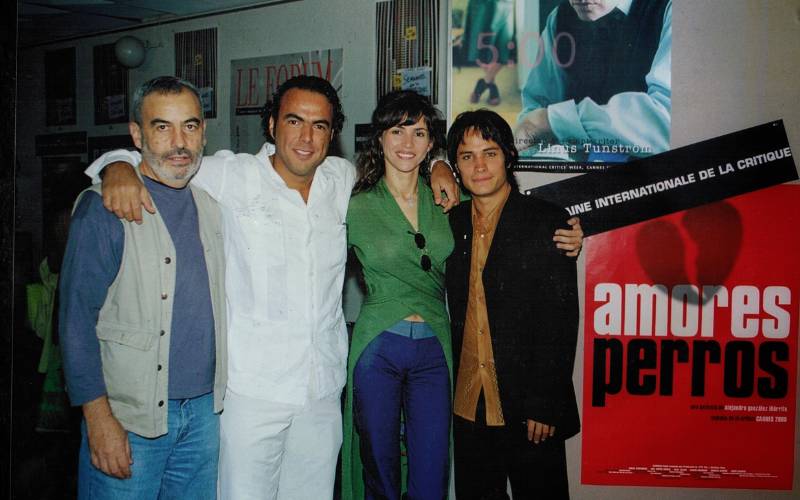El director de Amores Perros junto a parte del elenco principal durante la presentación de la película.