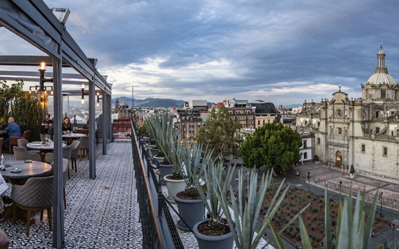 Terraza del restaurante Balcón del Zócalo con vista panorámica a la Catedral Metropolitana de la Ciudad de México.