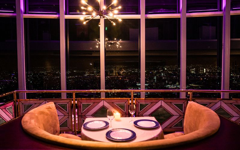 Mesa con vista panorámica nocturna en el restaurante Bellini, ubicado en el piso 45 del World Trade Center de la CDMX.