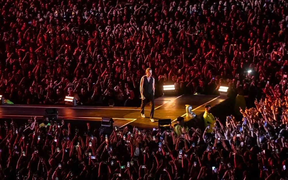 Dave Gahan durante un concierto de Depeche Mode en el Foro Sol, rodeado de miles de fans mexicanos durante la gira Memento Mori.. Foto: Ocesa
