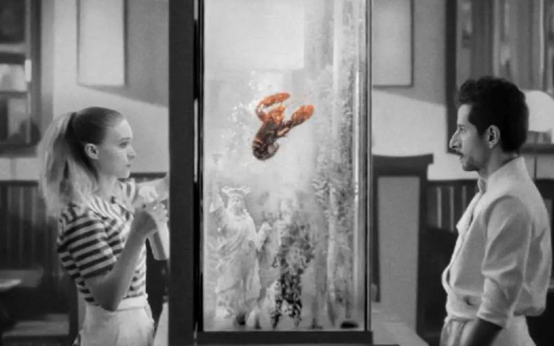 Fotograma de la película La cocina de Alonso Ruizpalacios, con dos personajes frente a un acuario con una langosta.