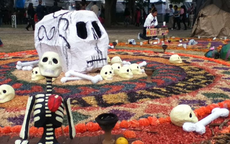 Altares y calaveras de papel en la Megaofrenda UNAM  en Ciudad Universitaria.