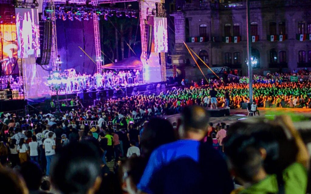 Concierto nocturno al aire libre en la Explanada de los Héroes durante el Festival Internacional de Santa Lucía 2025 en Monterrey.