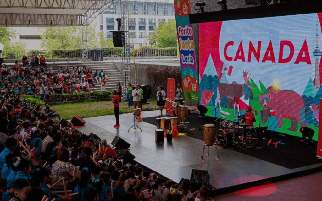 Presentación infantil con temática en el Foro Santa Lucía durante el Festival Internacional de Santa Lucía 2025 en Monterrey