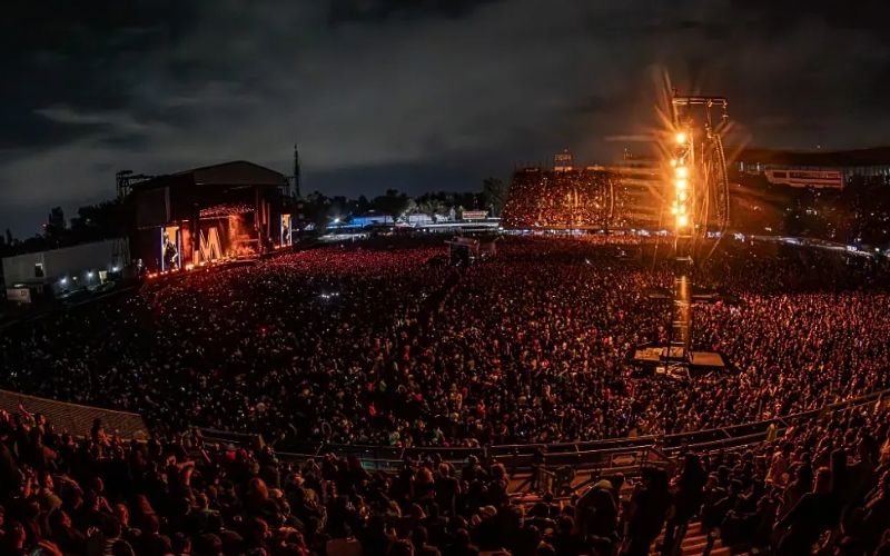 Vista panorámica del Foro Sol lleno durante un concierto de Depeche Mode en la gira Memento Mori, parte del documental Depeche Mode: M.