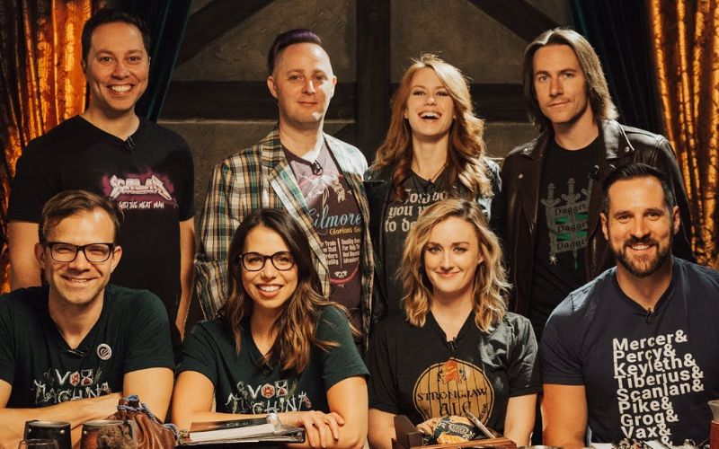Integrantes principales de Critical Role reunidos en su mesa de juego, durante una sesión grabada del programa.