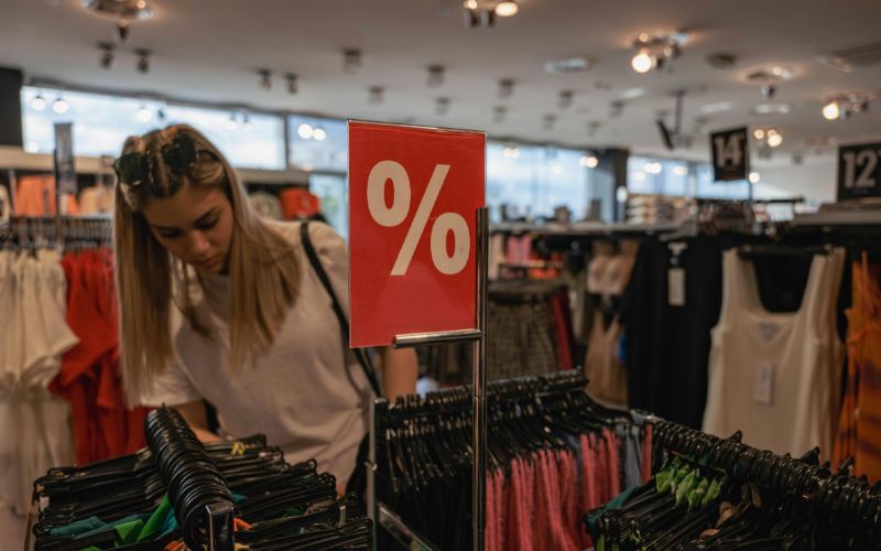 Tienda de ropa con letrero de descuento preparada para participar en el Buen Fin 2025 y atraer más clientes.