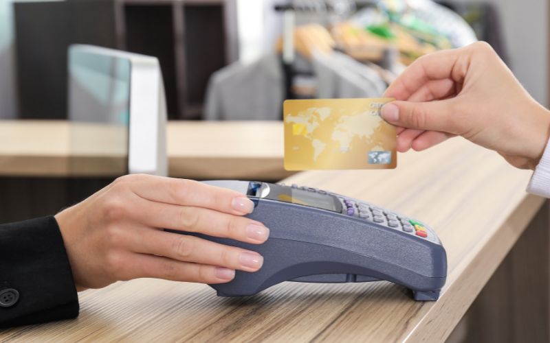 Pago con tarjeta en terminal bancaria como requisito para que un negocio participe oficialmente en el Buen Fin 2025.