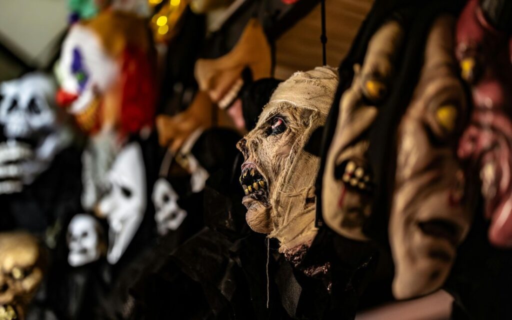 Figuras y máscaras hiperrealistas de la Exposición Asesinos Seriales en CDMX, parte del recorrido visual y criminológico de la muestra.