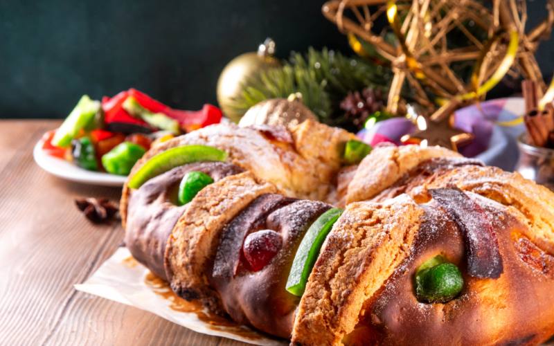 Rosca de Reyes tradicional con frutas cristalizadas que refleja el origen europeo de este pan ligado a la Epifanía y las celebraciones de enero.