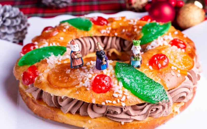 Rosca de Reyes rellena con crema y decorada con frutas cristalizadas, muestra de la evolución reciente de esta tradición en México.