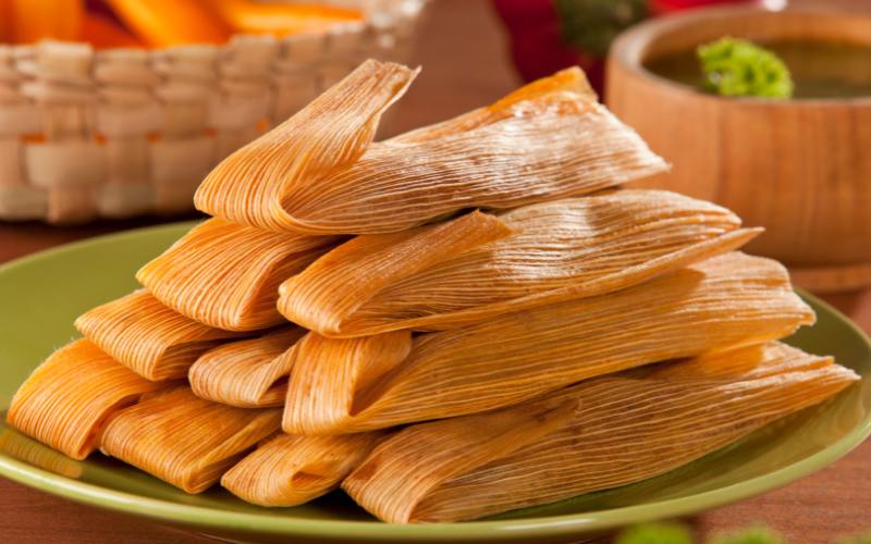 Tamales tradicionales mexicanos que se comparten el Día de la Candelaria como continuidad de la Rosca de Reyes y el hallazgo del muñeco.
