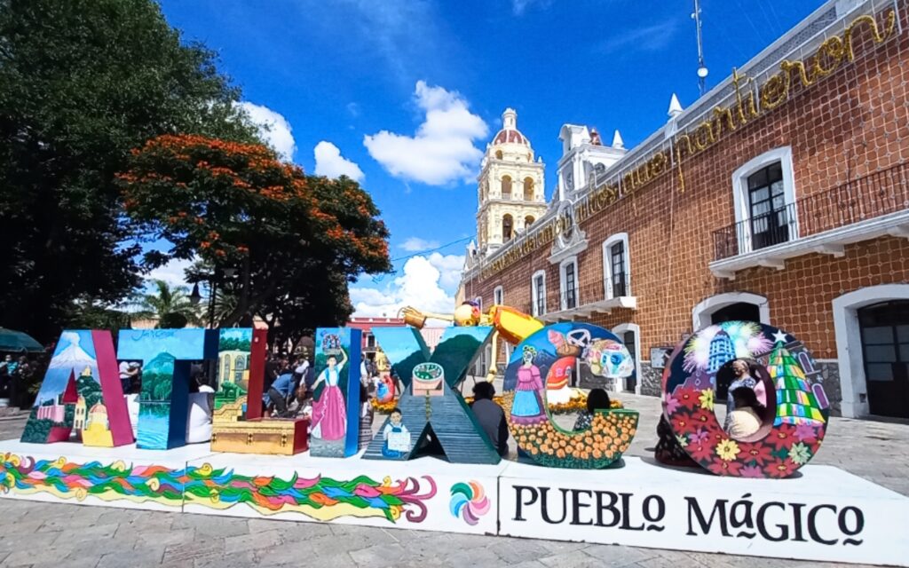 Letras monumentales del Pueblo Mágico de Atlixco ubicadas en el centro histórico rodeadas de edificios coloniales.