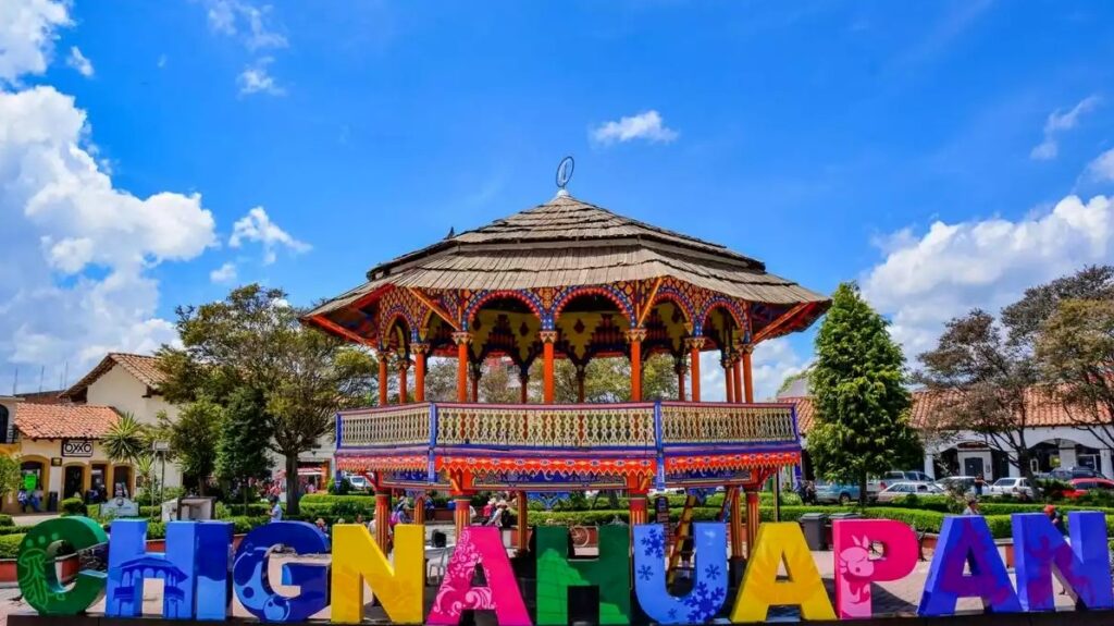 Quiosco del centro de Chignahuapan, Pueblo Mágico de Puebla, con letras monumentales en la plaza principal