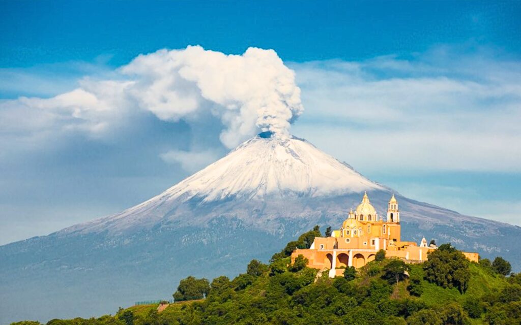 Santuario de Nuestra Señora de los Remedios en Cholula, con el volcán Popocatépetl al fondo, símbolo del Pueblo Mágico de Puebla