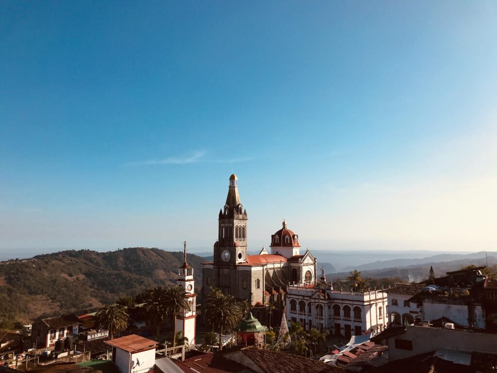  Vista del centro de Cuetzalan del Progreso con la parroquia de San Francisco de Asís y el paisaje serrano de la Sierra Norte de Puebla