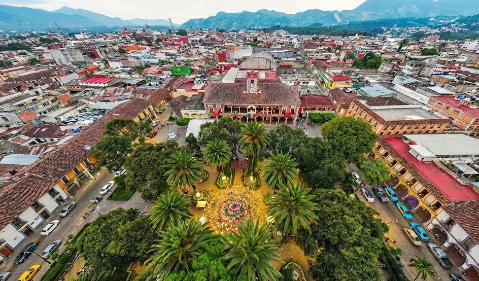 Vista aérea del centro de Huauchinango, Pueblo Mágico de Puebla, con el Jardín de la Reforma y la Sierra Norte al fondo
