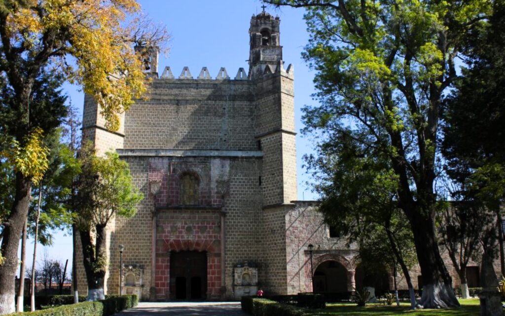Exconvento de San Miguel Arcángel en Huejotzingo, Pueblo Mágico de Puebla, rodeado de árboles y arquitectura del siglo XVI