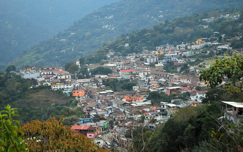 Vista panorámica de Pahuatlán, Pueblo Mágico de la Sierra Norte de Puebla, rodeado de montañas, vegetación y arquitectura tradicional.
