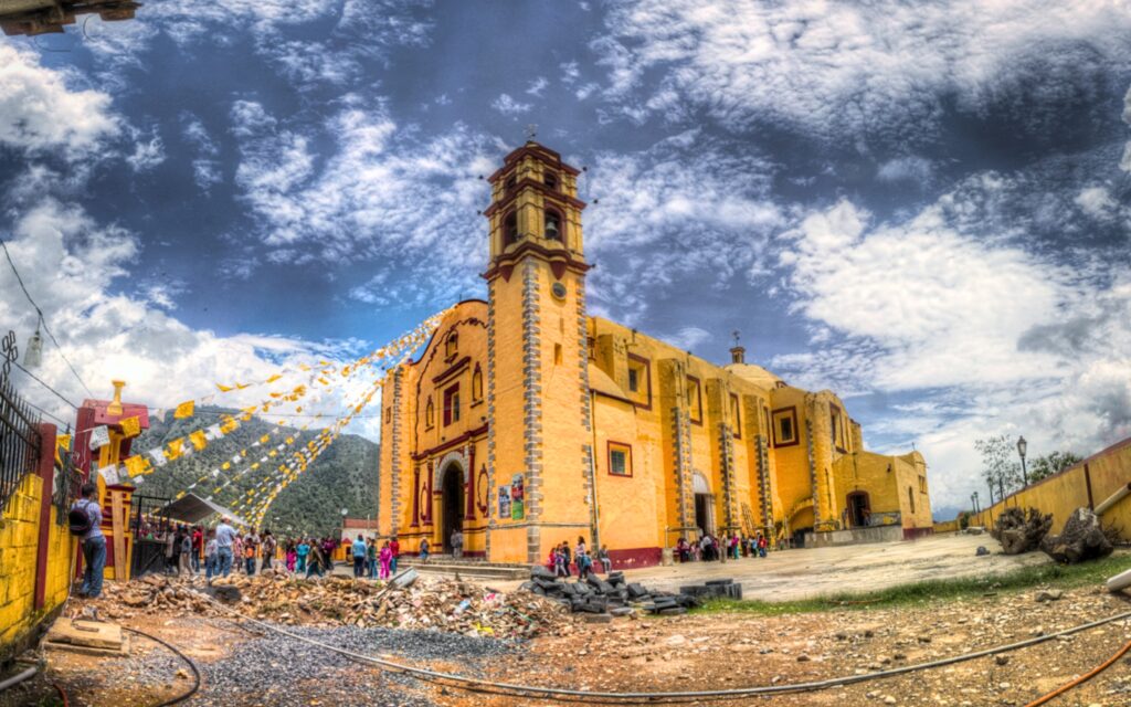 Iglesia de Santa María de la Asunción en Tetela de Ocampo, templo neoclásico del siglo XVIII en la Sierra Norte de Puebla