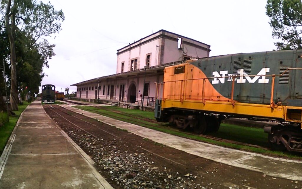 Museo del Ferrocarril de Teziutlán con antigua estación y locomotoras históricas, símbolo del pasado ferroviario de la ciudad
